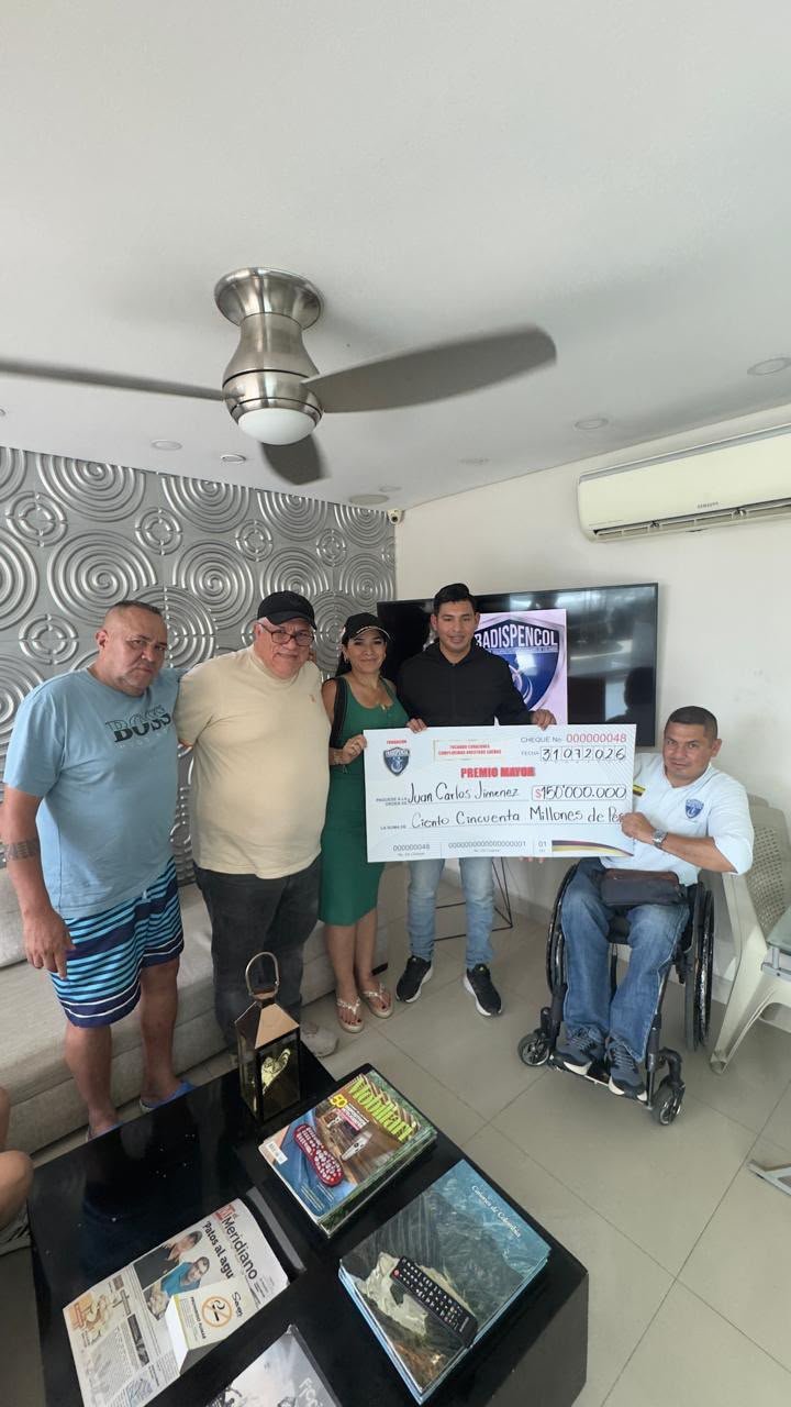 Equipo y familia de la fundación en la entrega
